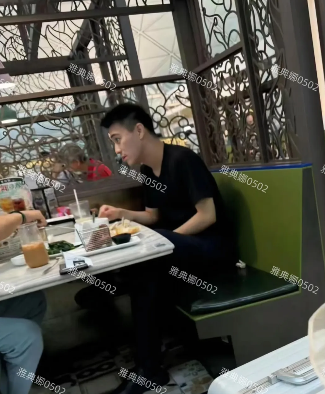 香港机场偶遇何猷君 ，他很瘦很年轻，浓眉大眼五官立体本人比电视上帅，人很nice