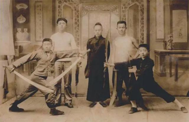 1938年，道士毕云路过日军哨卡时，因为没有向日军鞠躬，被打得晕了过去。毕云大怒