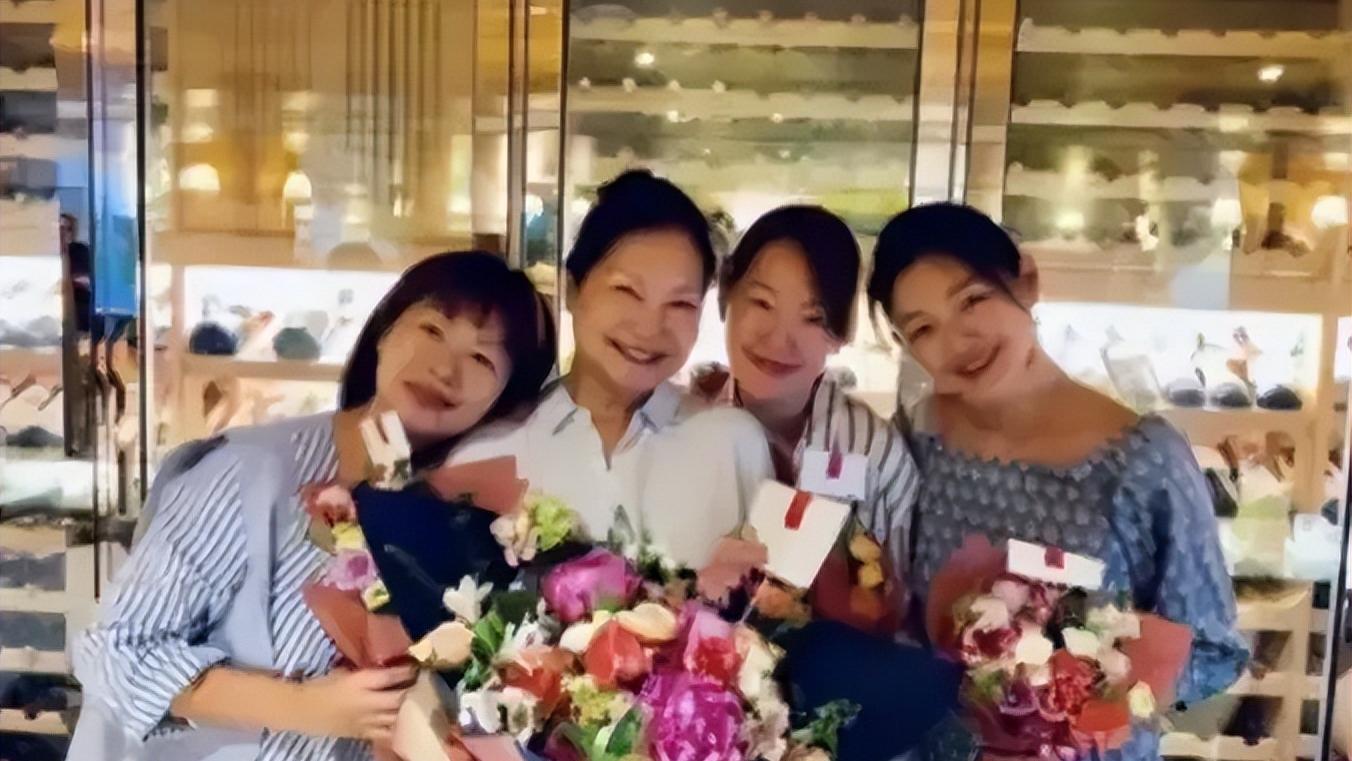 S妈黄春梅生日晒贺卡被群嘲：怎么不叫光头女婿送礼