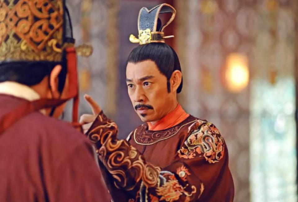 一次，李世民与王世充部队交战时，尉迟敬德力保李世民脱险，并在战斗中俘获王世充骑兵