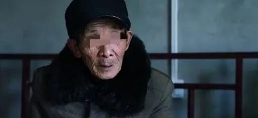 太离谱了！上海，一位近70岁的大爷手持刀具进行抢劫。被警察抓捕时不慌不忙，还询问