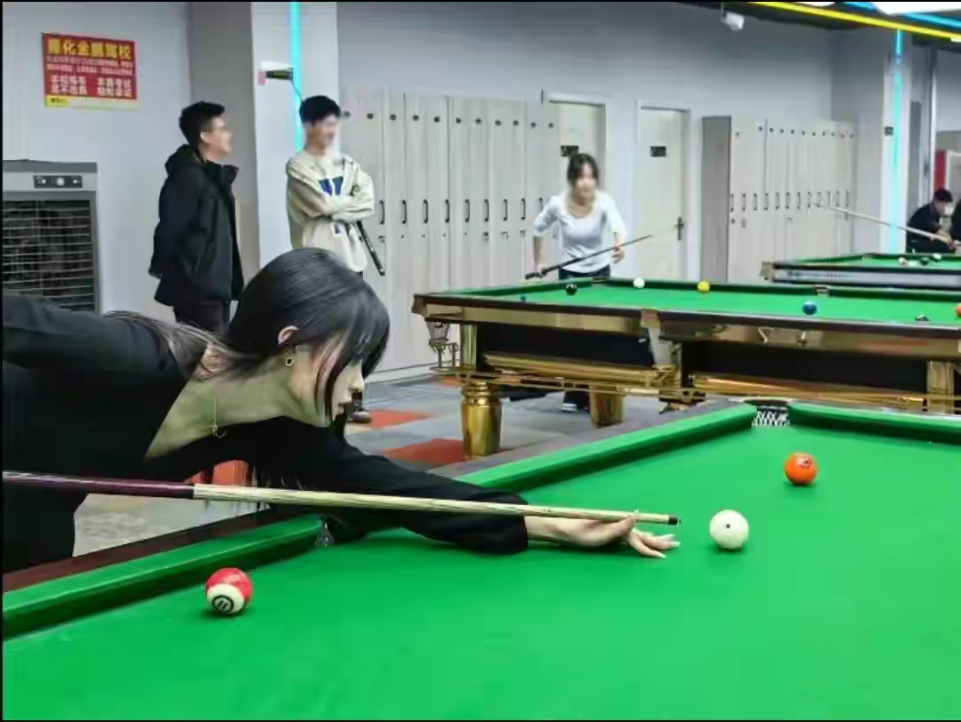 去年一个半熟不熟的朋友给介绍了一个34岁的大龄仙女让我加微信，
我加了，有一搭没