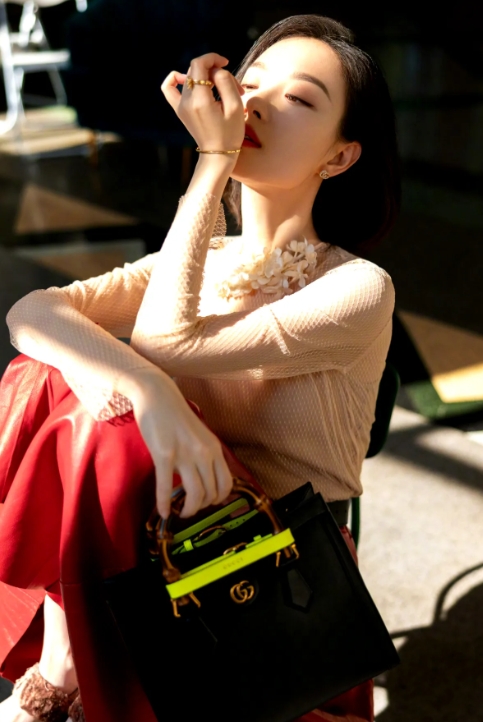 倪妮，阳光洒在优雅女孩的裙摆上，温柔的午后时光。