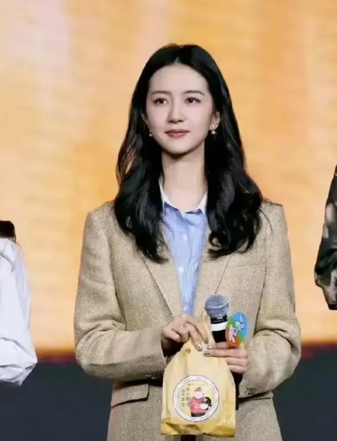 这才是女演员该有的样子！

第一，  落落大方，简洁干练的穿搭，
第二，  没有