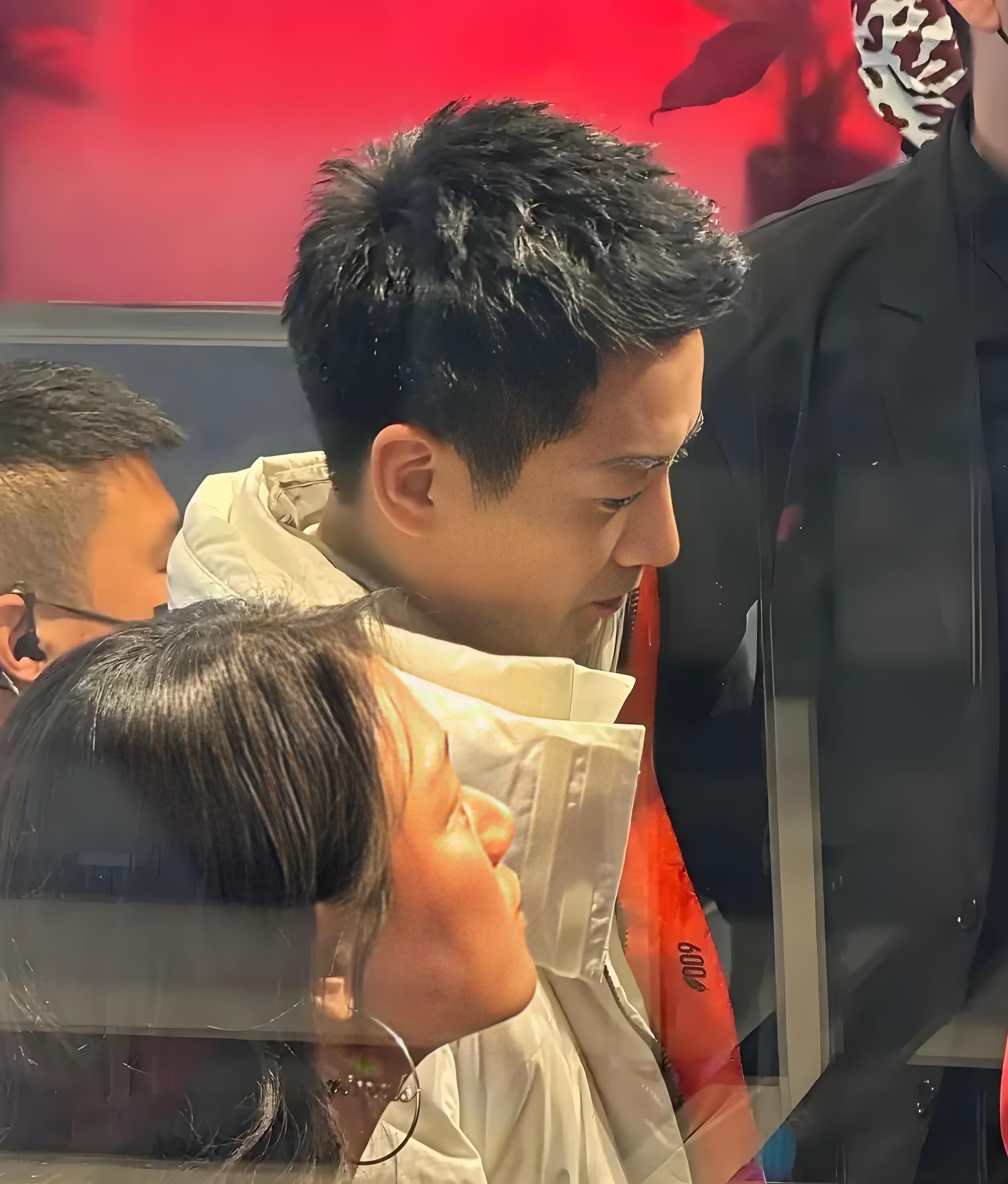 陈晓和马思纯站在一起，竟然比马思纯看起来年轻好多，就是陈晓看起来好累，应该起通告