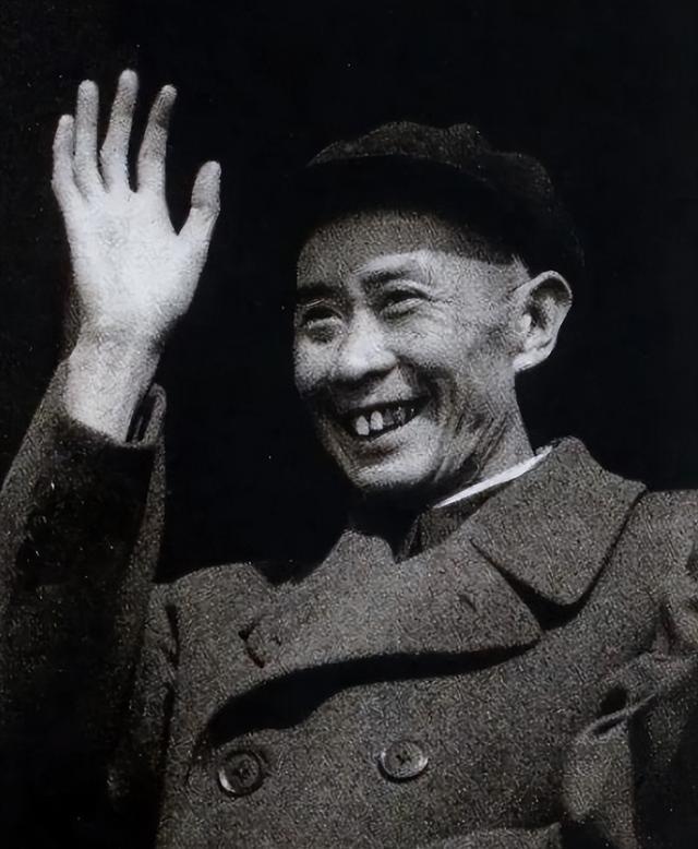 1949年，一个小战士拿着报纸唉声叹气，连长看到后十分好奇，上前问道：“怎么愁眉