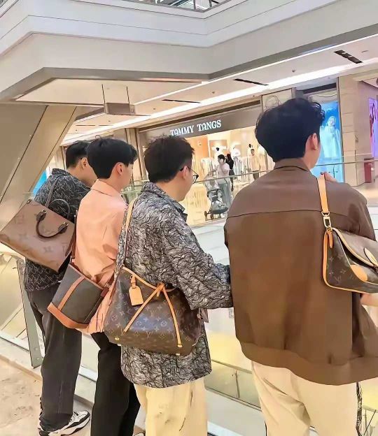城里的男人为何都喜欢背这样的包包了？