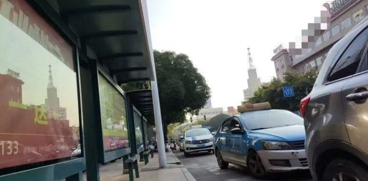 辽宁阜新，男子看到一辆出租车在商业街的一个公交站附近拉客，就掏出手机拍摄，万没想