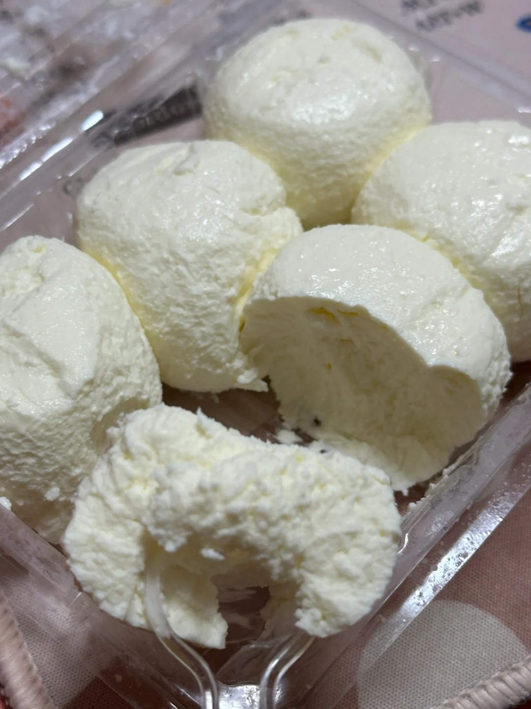 北京人！你嘴可真严啊……
这个酸奶球可真好吃，买了三盒回头路上吃