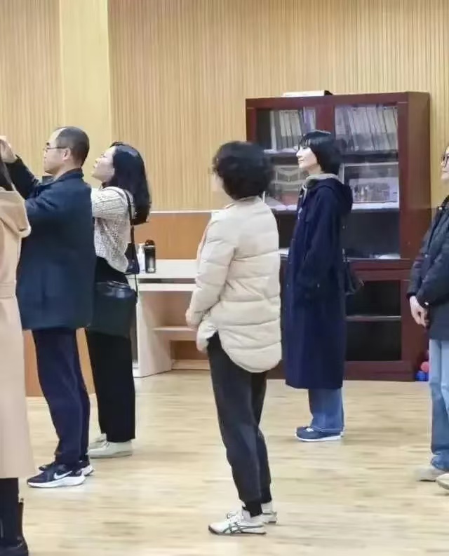 明星其实也不能总是高高在上，他们也得接地气呀。就像袁泉，多真实。你看她穿着特别朴