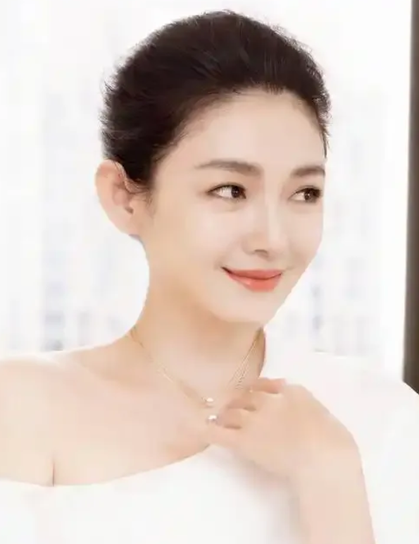 大 S ，在“内在美”上一败涂地！
 
其一，年轻时凭借“一白遮百丑”尚能把控住