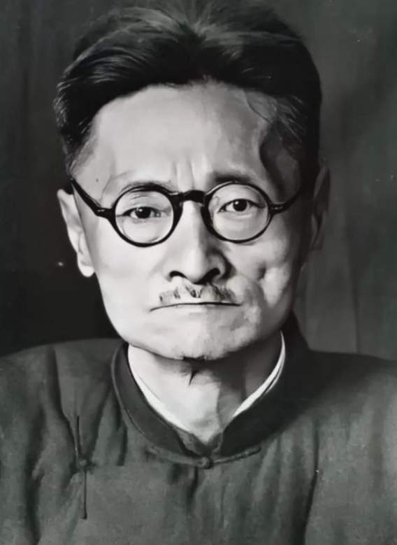 一介文人刘文典，竟敢飞踹蒋介石？1928年，蒋介石来到安徽大学视察，然而却与校长