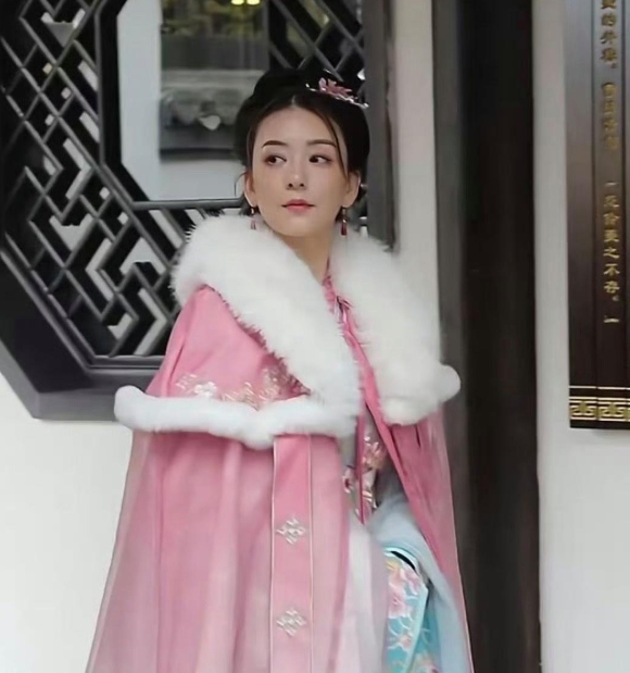 还别说，方媛的古装扮相还真的蛮上镜的，也很有古典美。郭天王这么有钱，真的可以考虑