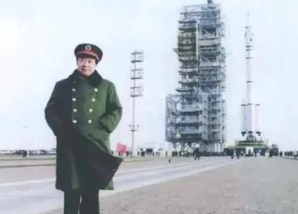 2003年，杨利伟搭乘神舟五号成功飞入太空。科技人员第一时间来到钱学森家里，把喜