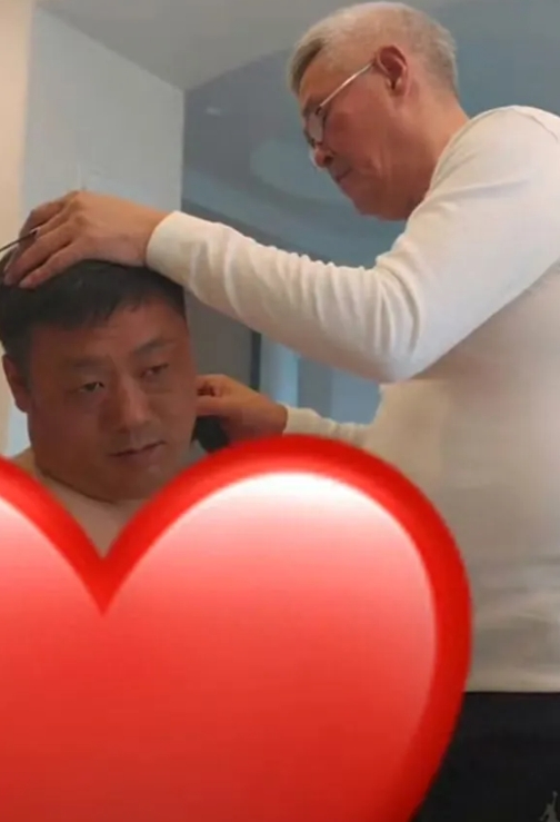 搁郭德纲办不出这种事来，本山大叔化身托尼老师亲自操刀给徒弟宋晓峰理发，瞧宋小宝这