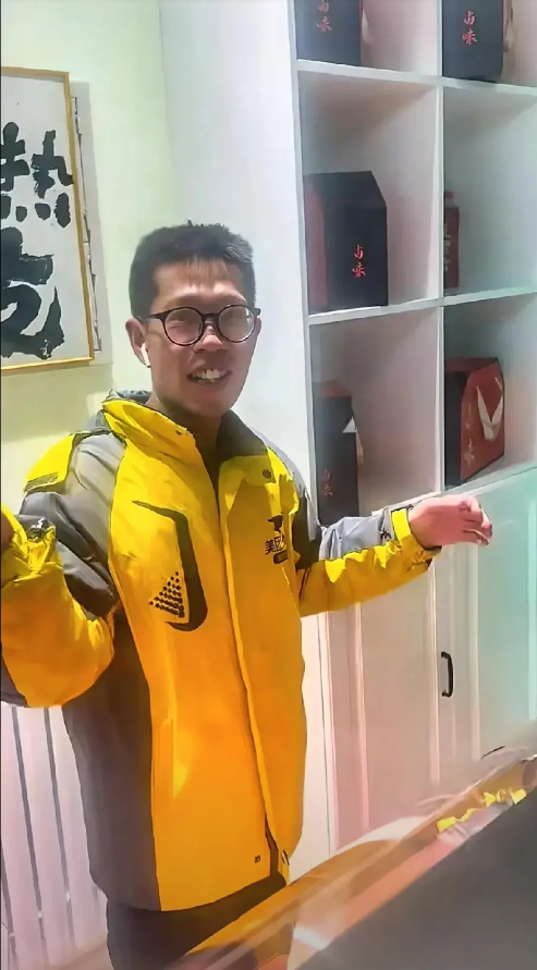 近日，网友曝光了一位特殊的美团外卖小哥，呼和浩特的外卖小哥因为手臂无力，掌握不好