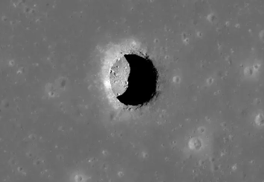 如果这些坑不仅拥有稳定的热环境，还能找到水，那么这对未来的月球探险家来说是个非常