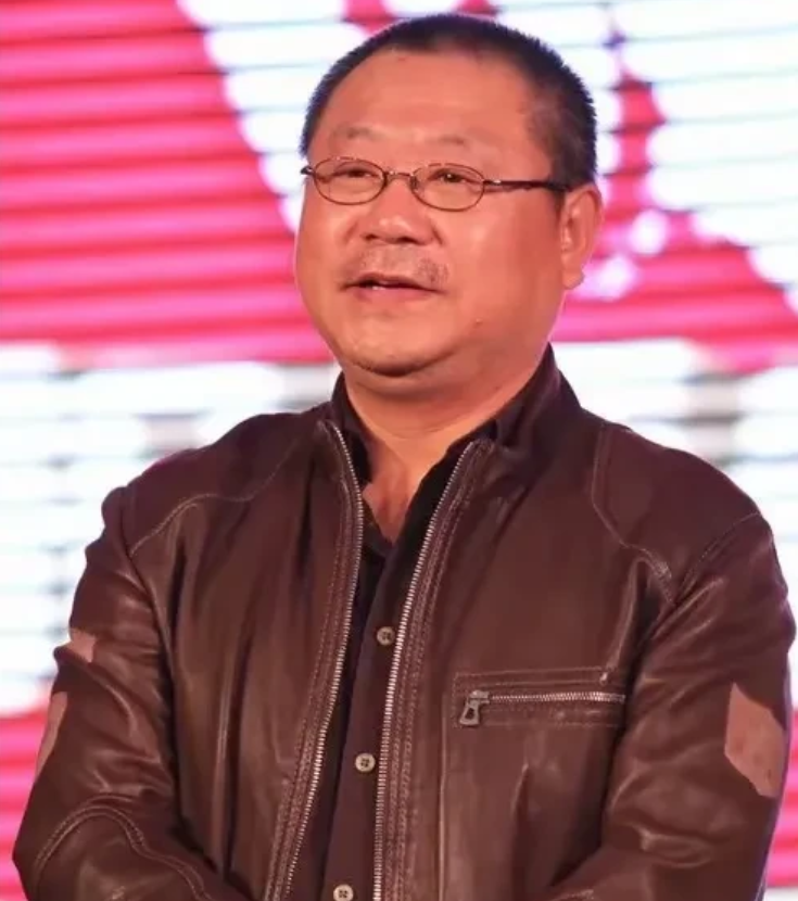 主持人问范伟:“这些年你为什么不上春晚了呢？”范伟说:“不想上了！”主持人不解: