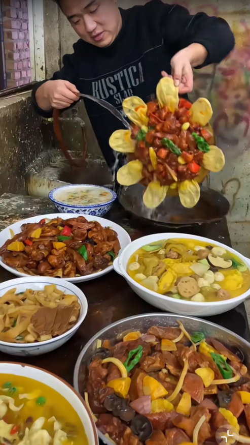 原来拍电视。演员光吃米饭，不吃菜，原因在这里呀。看懂了吗？