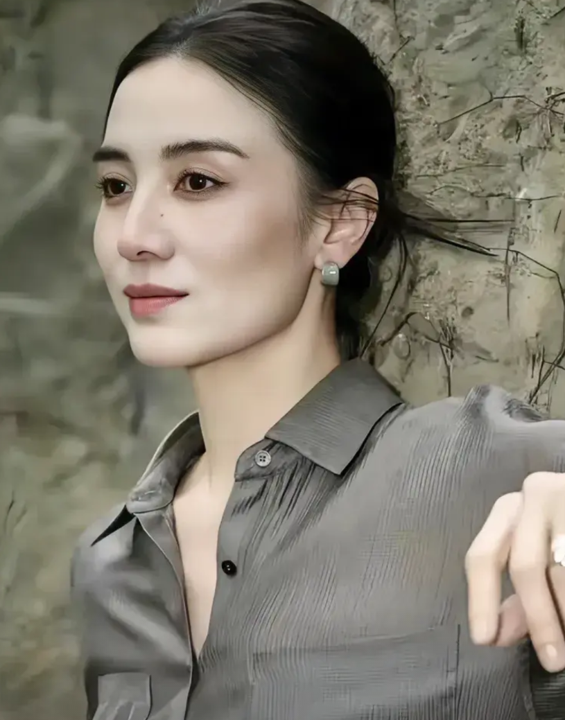 宋佳的人物关系圈

1、最佳男搭档：朱亚文，演员

朱亚文与宋佳的默契合作堪称典