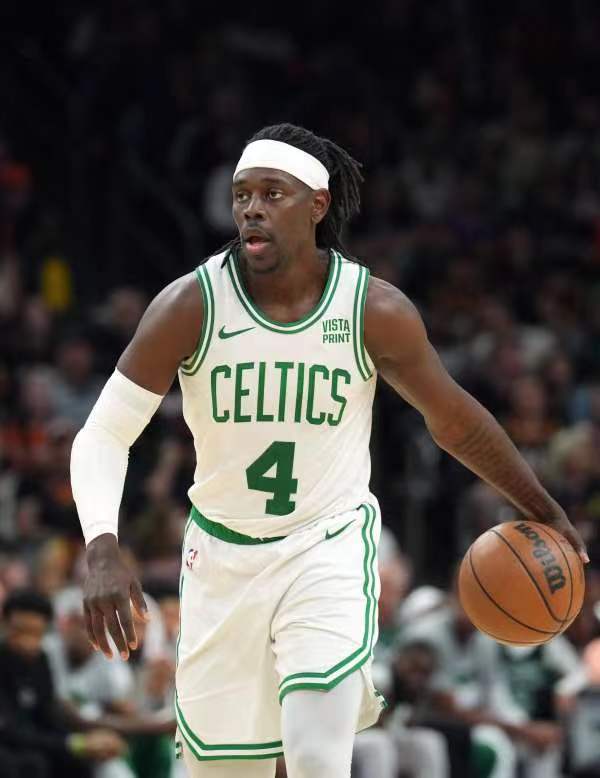 据ESPN记者Woj的最新消息，凯尔特人队已经和球队后卫朱-霍乐迪达成续约协议，