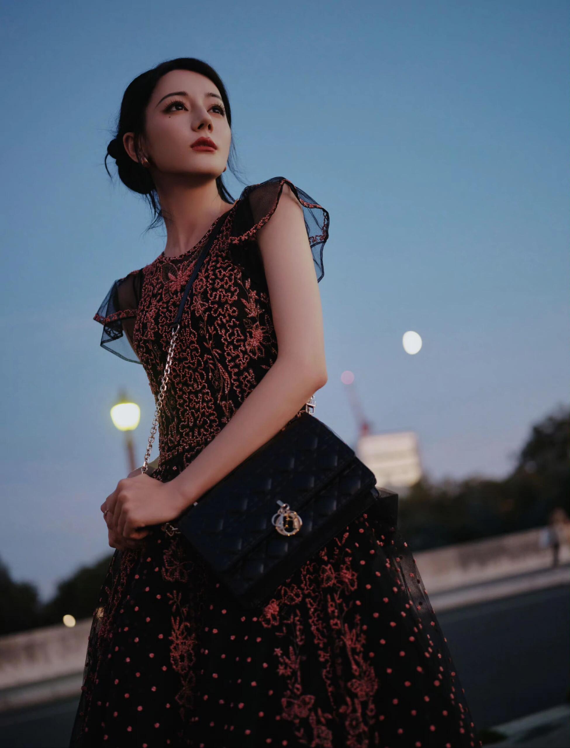 迪丽热巴优雅大方