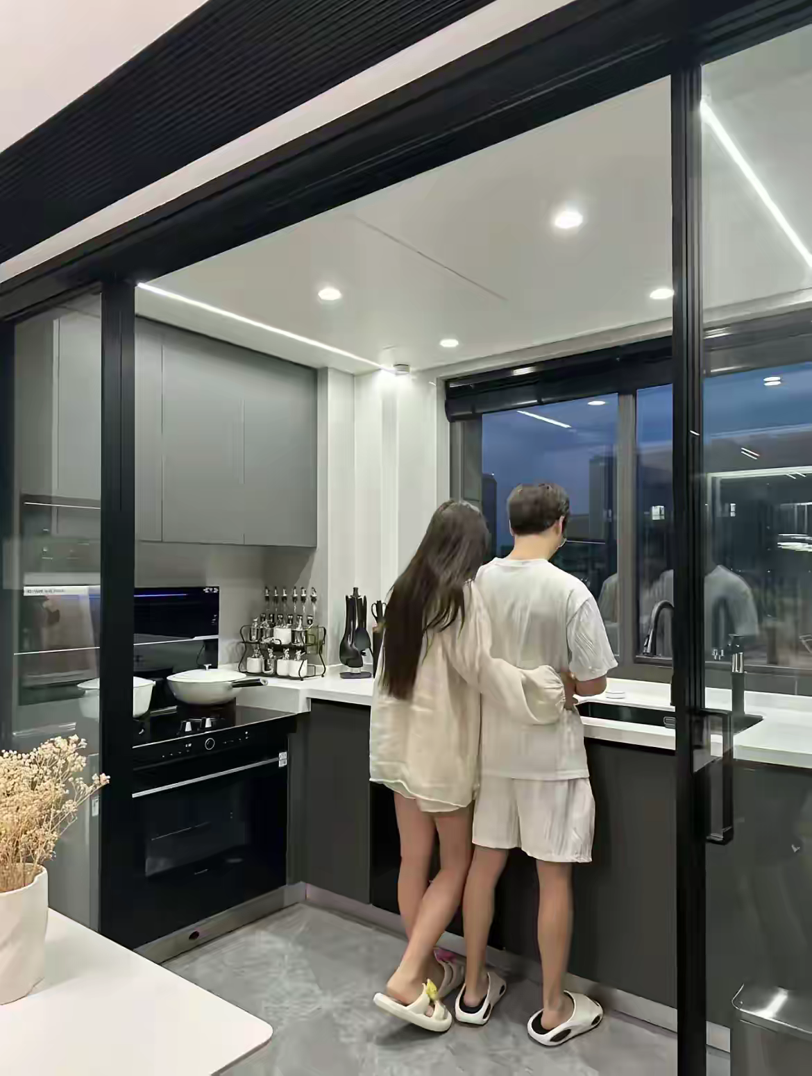 我儿子儿媳结婚一年多了，每到星期天都会睡懒觉，我从来也不过问，就让他们睡到自然醒