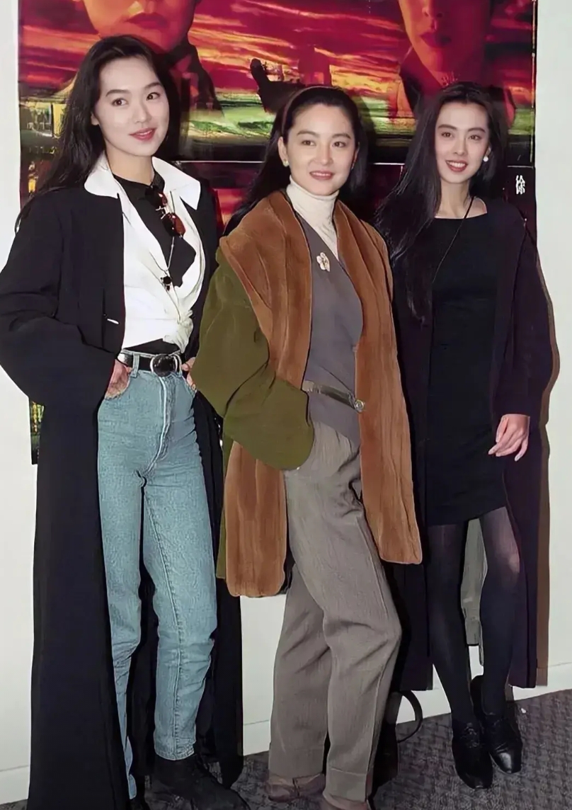 天呐，左边这位美女，无论颜值，身高还是气质，都完全艳压旁边两位。她是谁呀？怎么没
