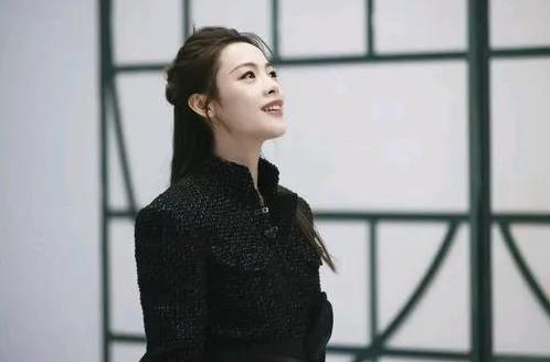 陈丽君在最近的戏剧演出中，凭借精湛的演技和五套精心设计的服装，完美诠释了《红楼梦