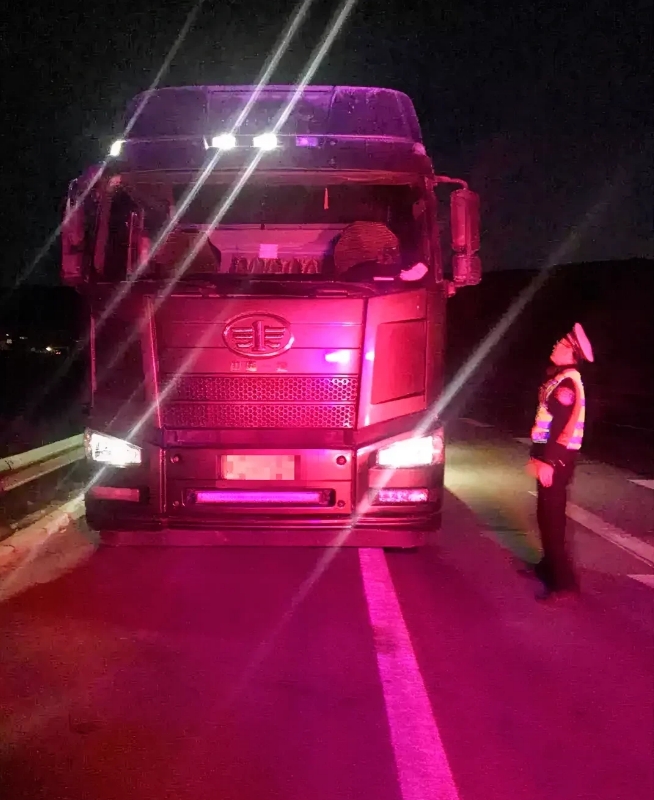 河南洛阳，货车司机将车停靠在应急车道上、打开四闪停了不到3分钟，就被交警处以记3