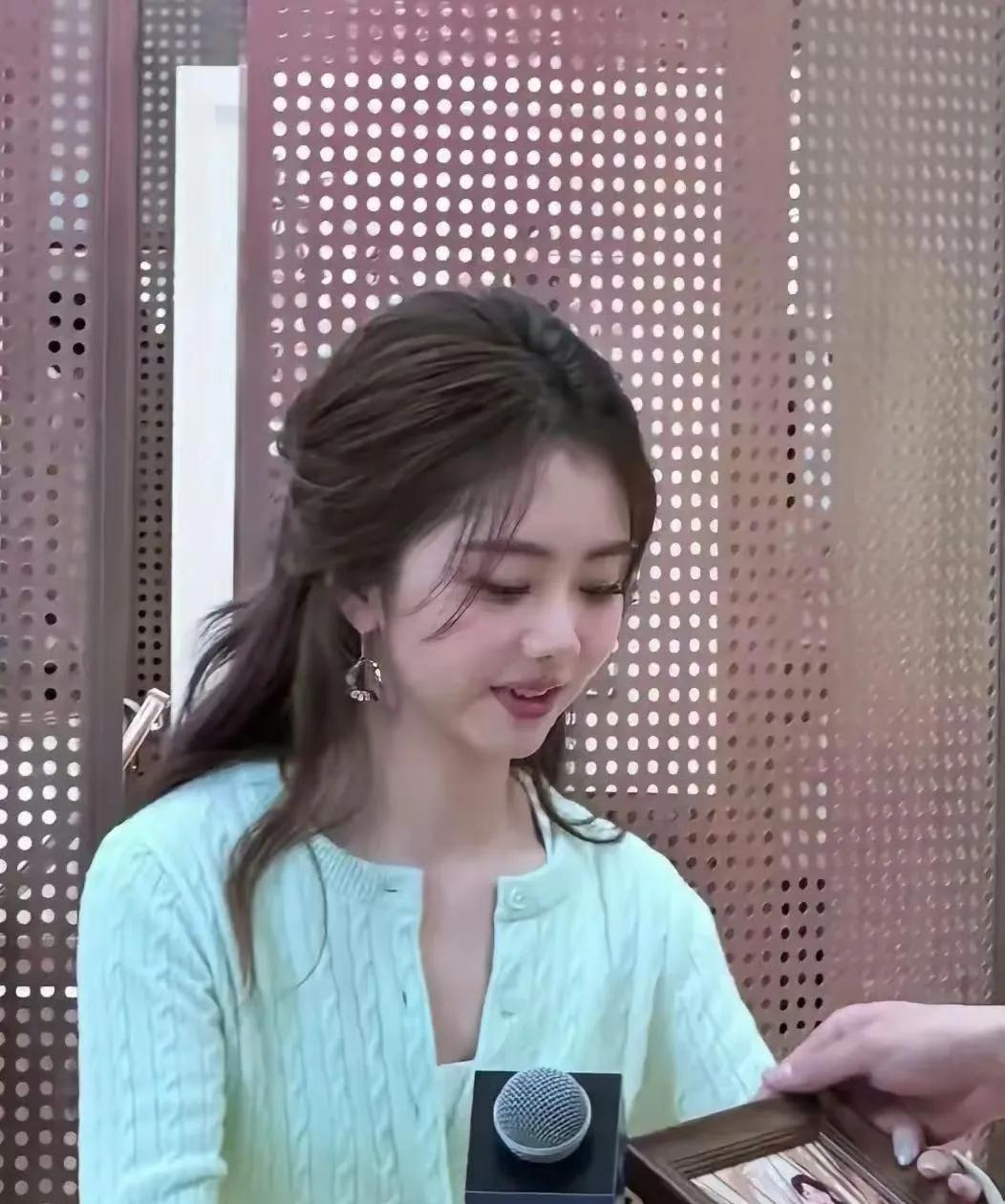 真的不明白那些说谭松韵长得一般的人，直到看到本人才能明白他们有多荒谬，她真的美得