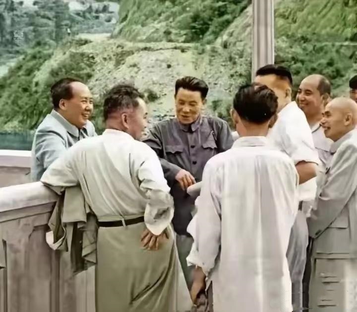 这是毛主席和众位开国元勋们的合影。猜猜都有谁？最左边是毛主席。左三正对着镜头的那