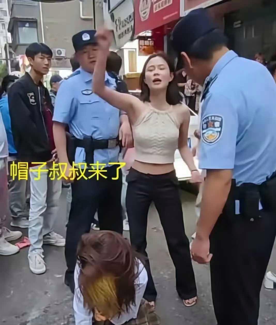 社会观察：

还是湖南妹子厉害呀，有事是真上！ 这画面大家自行脑补故事
