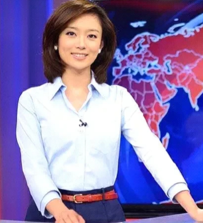 她是一位继董卿之后，优秀的央视女主持人，长相虽不是第一眼的美女，但也是气质型的美