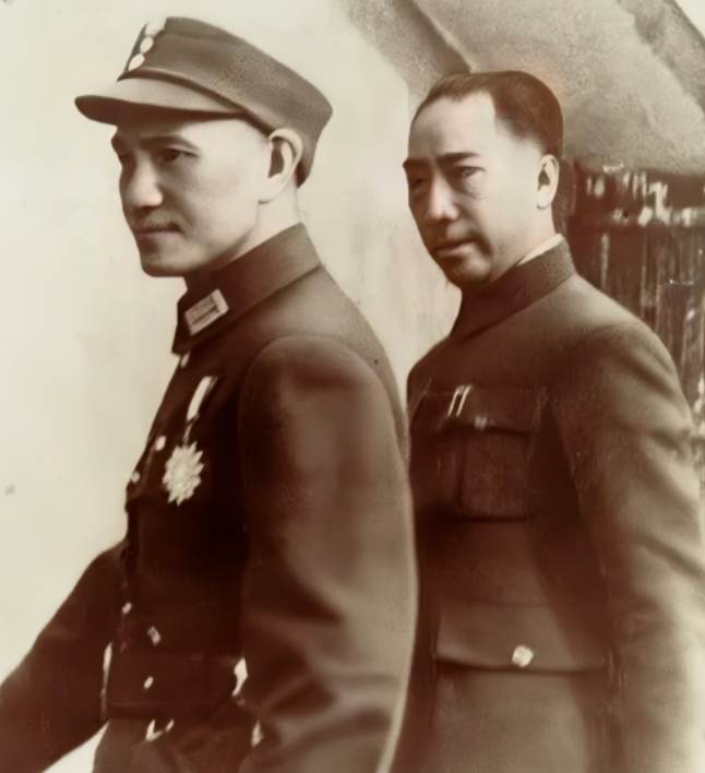 1945年，毛主席赴重庆谈判，身边带着个神秘人物“三叔”？这个陌生的身影令军统头