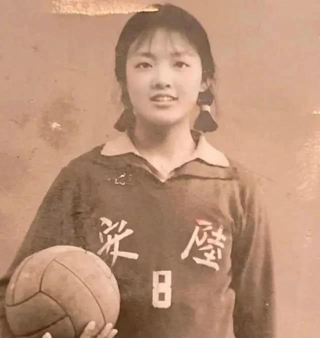 汪小菲晒妈妈年轻时的照片，玥儿和弟弟长得像奶奶！

奶奶年轻时候真是个大美人！