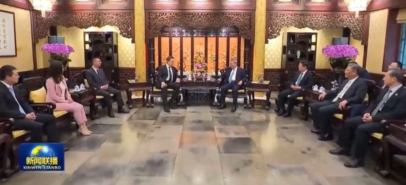 马斯克落地北京以后去见了李强总理，直接霸占新闻联播一分钟，雷军和李书福都没有的待