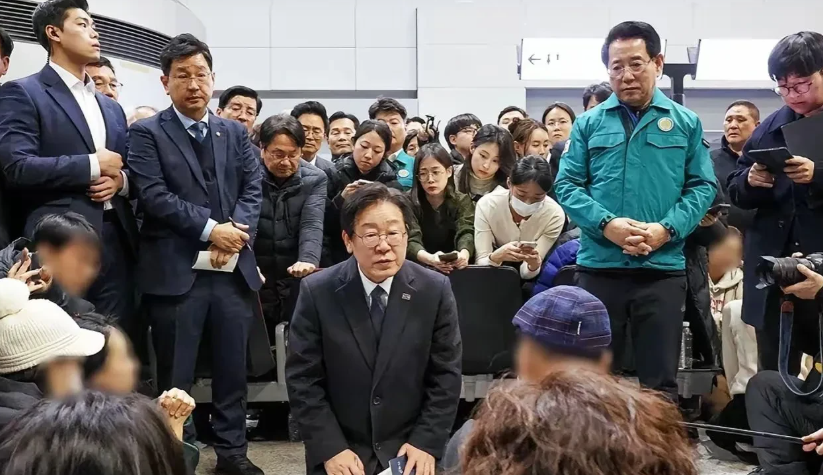 李在明太能把握机会了！直接向空难遇难者家属下跪的镜头彻底赢得了韩国民众的好感。