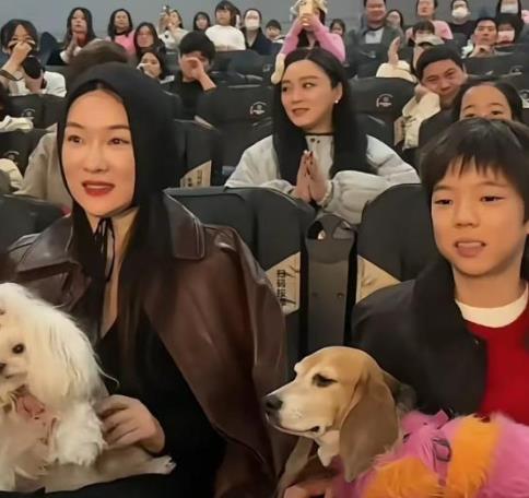 霍思燕初入演艺圈时颜值惊艳，灵动甜美。多年过去，发腮现象明显，相比以往变化颇大，