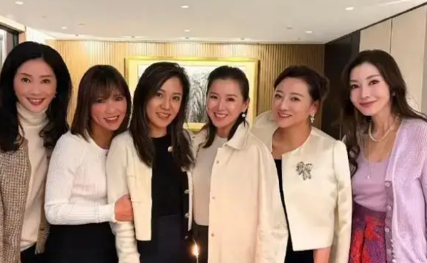54岁李嘉欣惊艳亮相周黄泳霖生日会！一身红裙搭配紫色内衬，温婉浅笑尽显好状态，脸