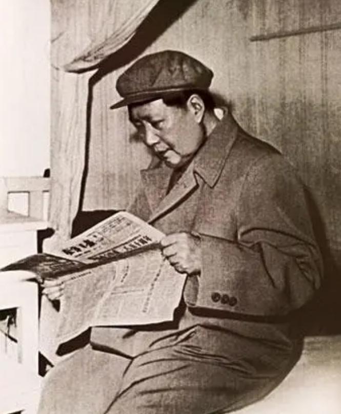 1959年，开国上将苏振华被迫与妻子离婚，照看6个孩子的重任落到了他一个人身上，