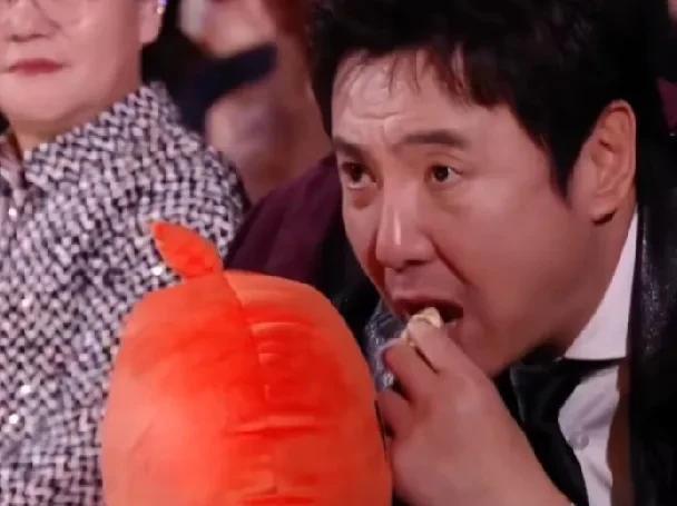 1、沈腾在台下偷吃饼干，左躲右躲，小心思全写脸上了，然后被镜头全拍下来了。
2、