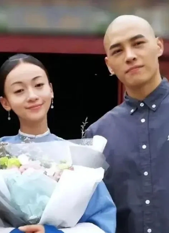 吴谨言老公属于很会演的类型，他眉直，且有嘴巴紧闭的习惯，上嘴唇会惯性地上抬。他喜