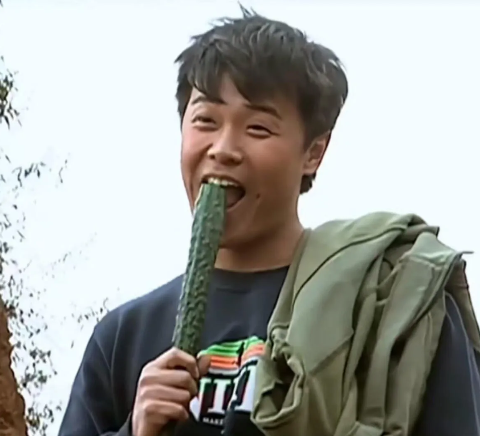 陈思诚为什么拍戏总是都要叫上肖央？

肖央，一个唱歌的歌手，和演戏完全不搭噶啊，
