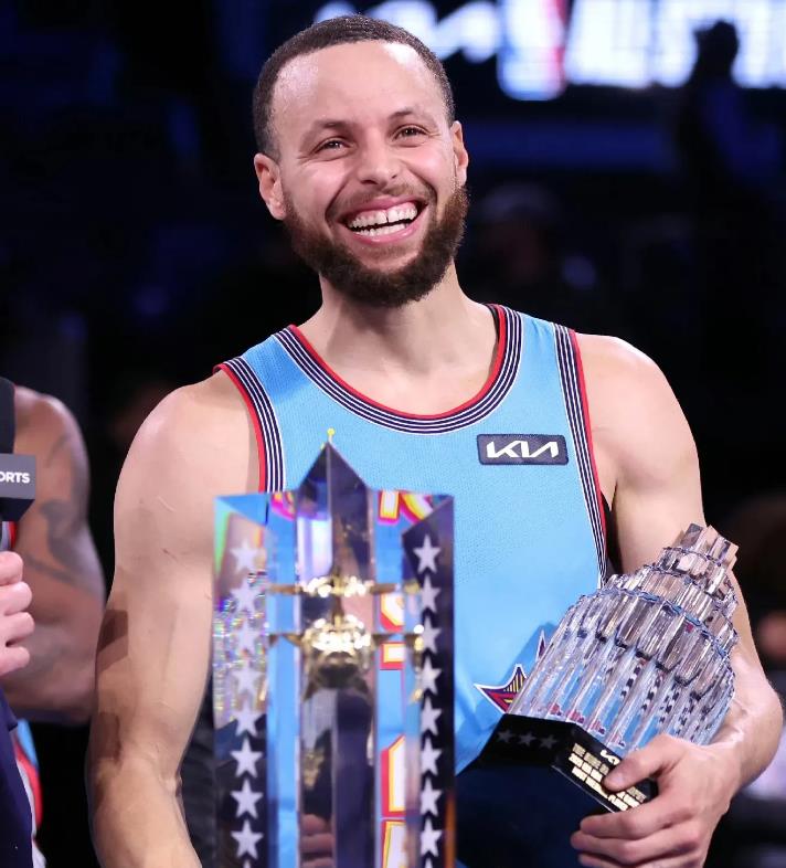 库里谈拿到全明星MVP：“我也不清楚规则！”

把全明星MVP奖杯给库里，引发了