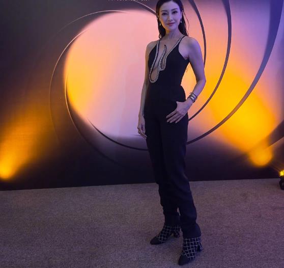 李嘉欣曾是惊艳影坛的港姐冠军，凭借美貌与演技留下诸多经典。在跨年之际，她大方晒出