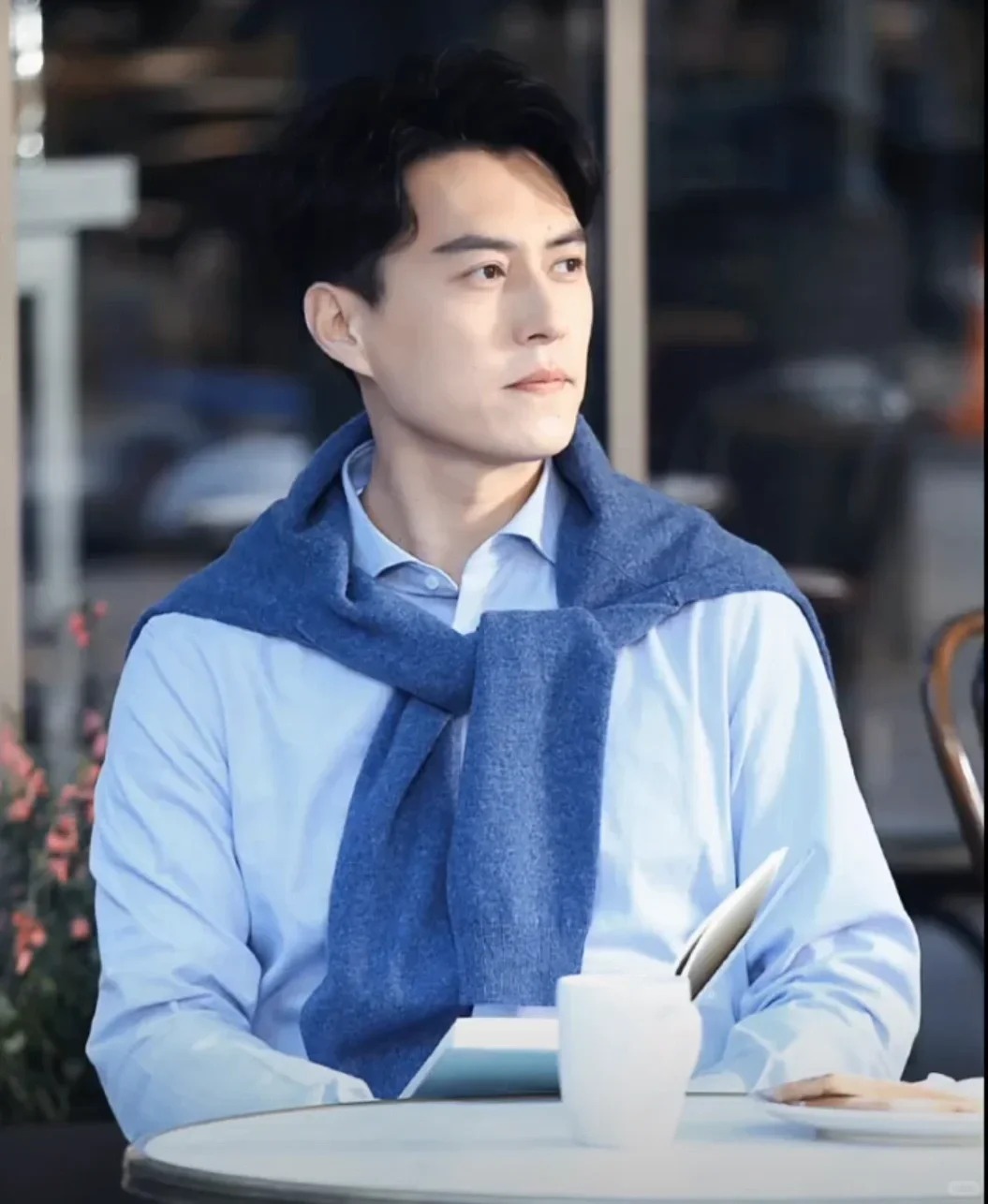 谈及在华语影视圈的靳东，他是少有的独具魅力的男演员，无疑是观众心中一抹独特的风景