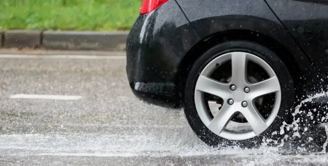 夏季雨水多，车辆涉水在所难免。

面对积水区，怎样平安通过，成了车友们最关心的问