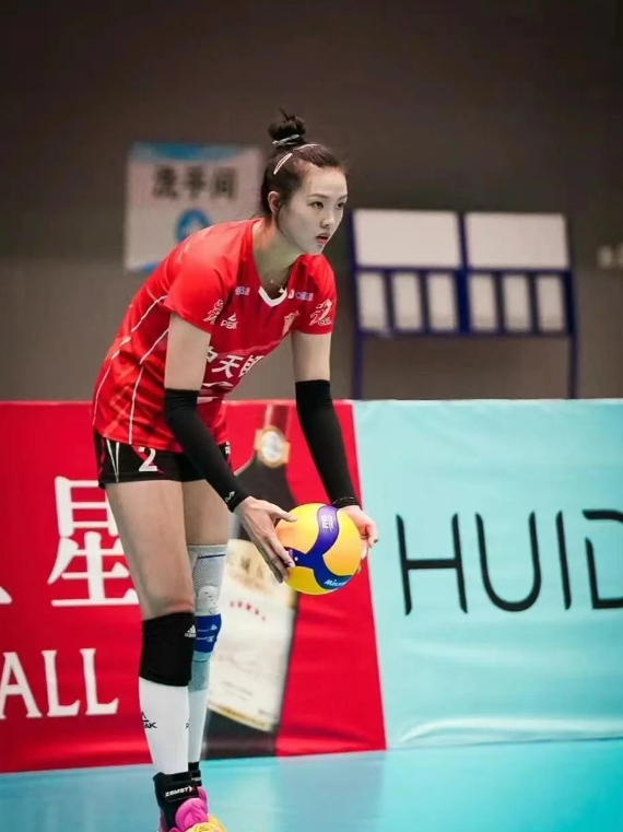 张常宁是中国女子排球运动员，司职主攻，现效力于江苏中天钢铁女排俱乐部。

她出身