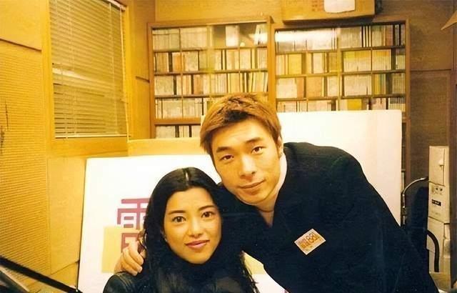 他是韩娱最低调影帝，娶小11岁女友，如今45岁更是儿女双全。（韩娱idol开完演唱会给付粉丝送礼物吗）-第11张图片-九妖电影